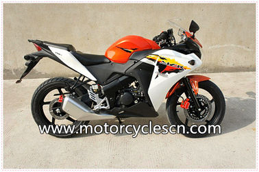 China Fricción refrigerada blanca roja de la rueda de Honda CBR150 dos que compite con las motocicletas para los hombres proveedor